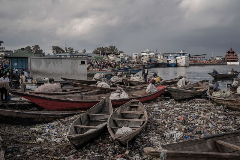 © AUBIN MUKONI - On April 15, 2024, at the port of Kituku in Goma (Democratic Republic of Congo), boats float on waters polluted by waste.