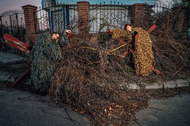 © Alena Grom - Local residents near anti-tank hedgehogs.