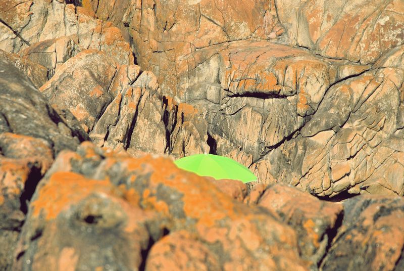 © Eduardo Rosas - Sun hat left among weathered coastal rocks