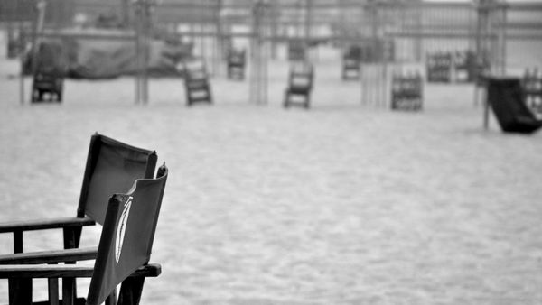 © Eduardo Rosas - Two chairs remain facing an absent scene