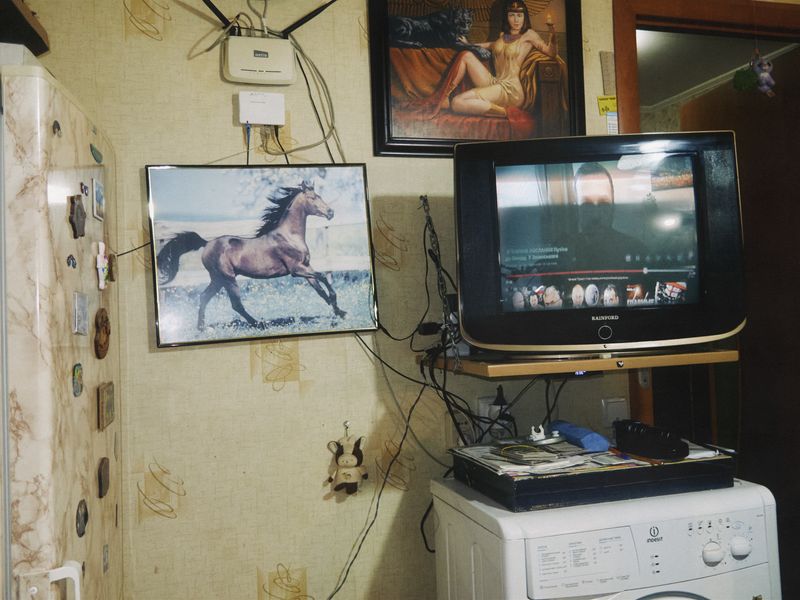 © Anastasia Miseyko - Television broadcasting news: influence of war and propaganda in everyday domesticity.