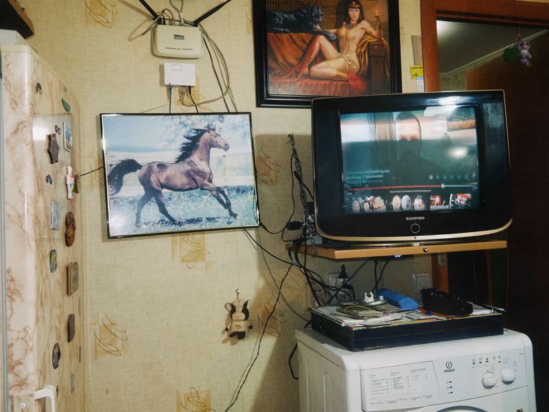 © Anastasia Miseyko - Television broadcasting news: influence of war and propaganda in everyday domesticity.
