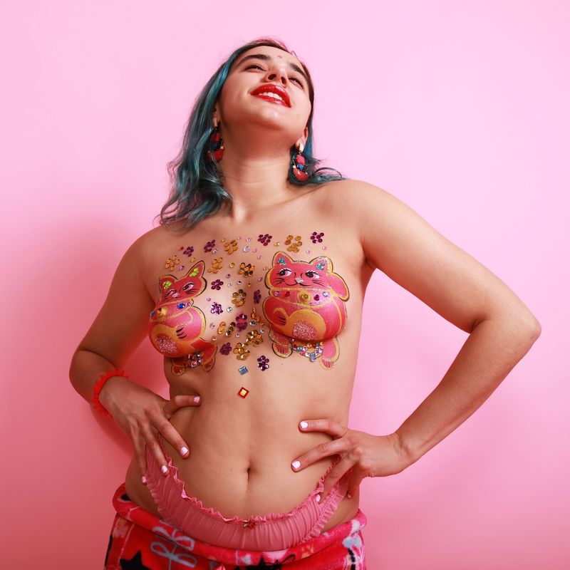 © Andrea Guedella - Valentina Brishantina Young woman actress, singer and performer. Artwork: “Kuki cat” by Kuki Benski