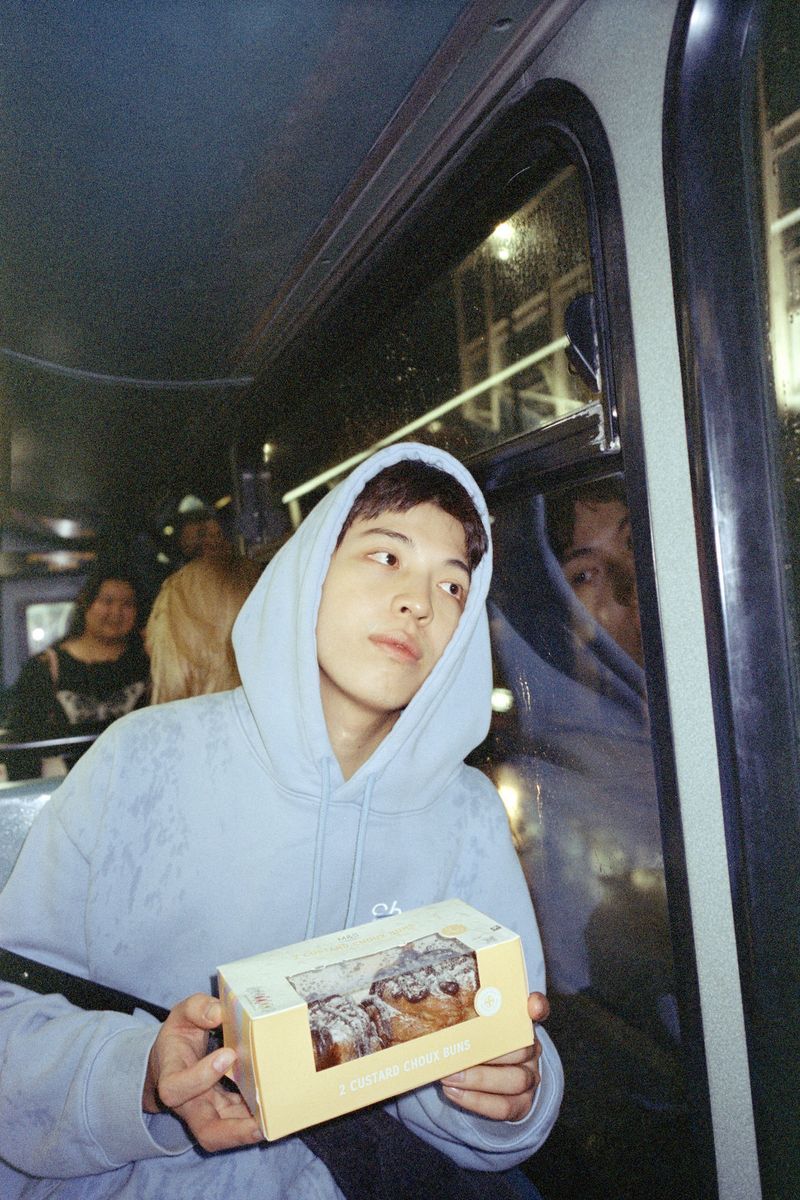 © Yongjie Hu - On our second day in London, we bought a cake in the pouring rain.