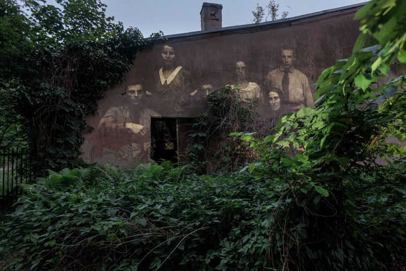 © Katerina Kouzmitcheva - Projections of a photo from Bobruisk, Belarus of 1931 (VEHA project archive) on the building in Poland (former German state)