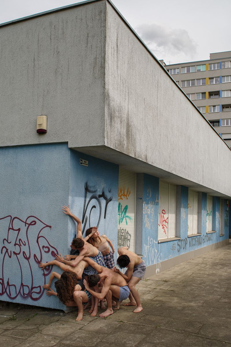 © Katerina Kouzmitcheva - A "human sculpture" molded and constrained by urban policy