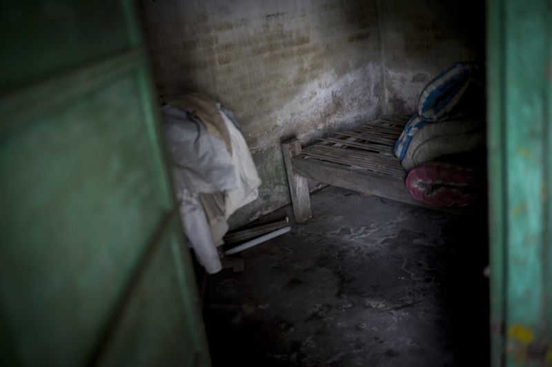 © Christian Werner - Indonesien, Nord-Bali, 18. April 2013 - A dark, moldy shack in which a mentally ill over 18 years was chained to the bed.