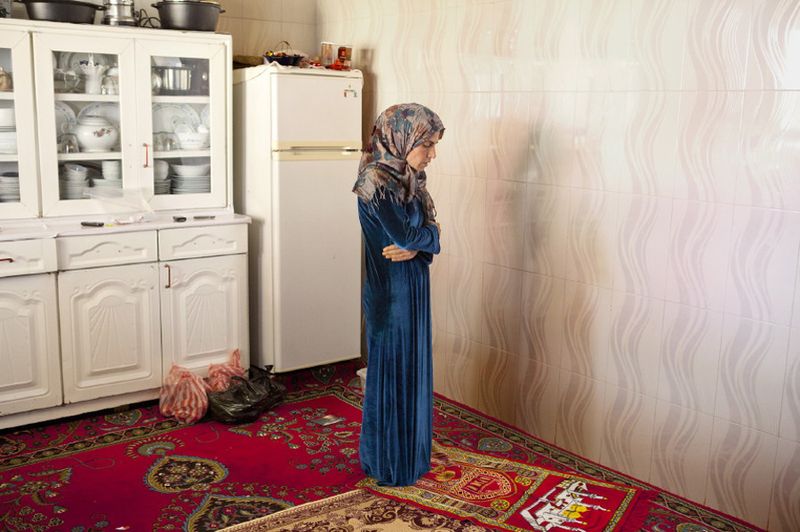 © Antonio Zambardino - Relative of Mr. Baker. Praying in the kitchen.