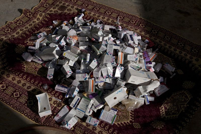 © Antonio Zambardino - Empty med-boxes on a carpet