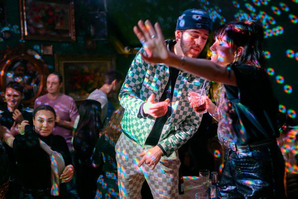 © Els Zweerink - Sammie and Sofie dancing in the club at the birthday-party of Sofie.