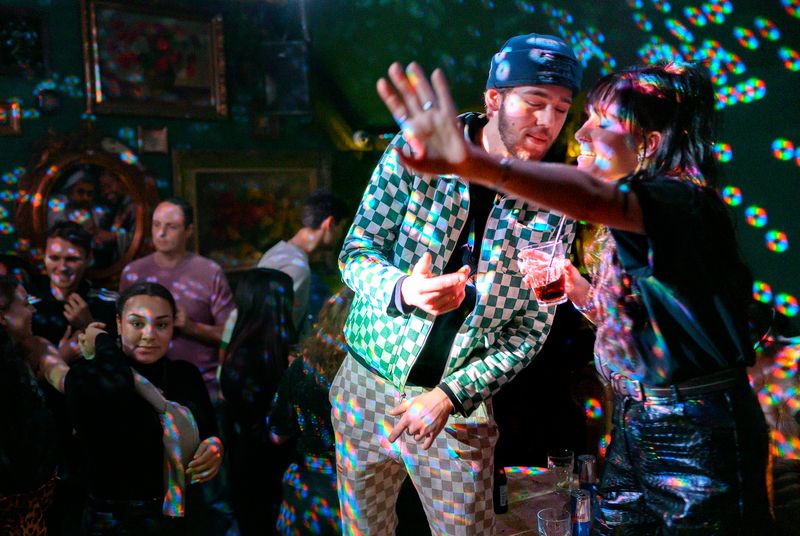 © Els Zweerink - Sammie and Sofie in the club where the birthday of Sofie and Yezen is celebrated.