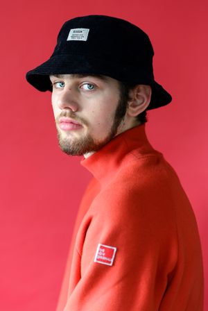 Sammie - straight through the lens