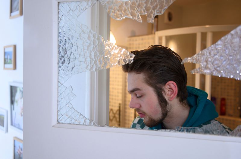 © Els Zweerink - The glass window of the bathroom.