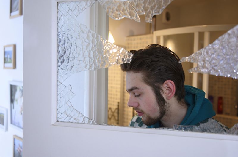 © Els Zweerink - The glass window of the bathroom.