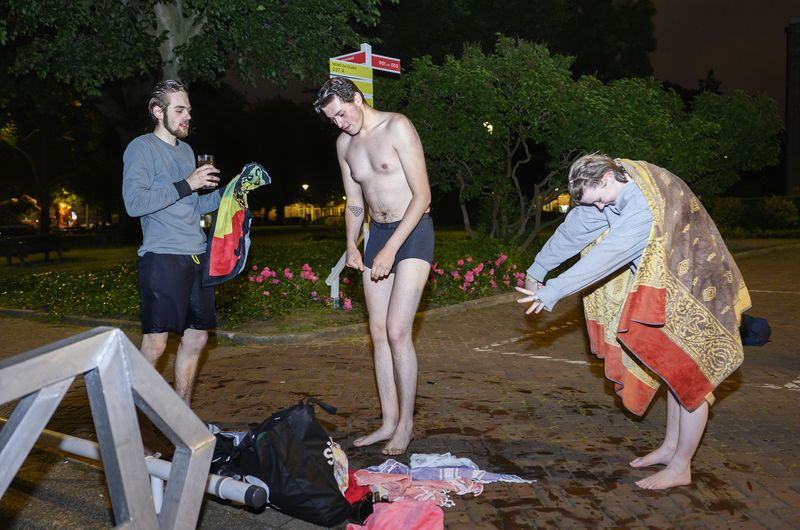 © Els Zweerink - After swimming, getting dressed and having a drink.