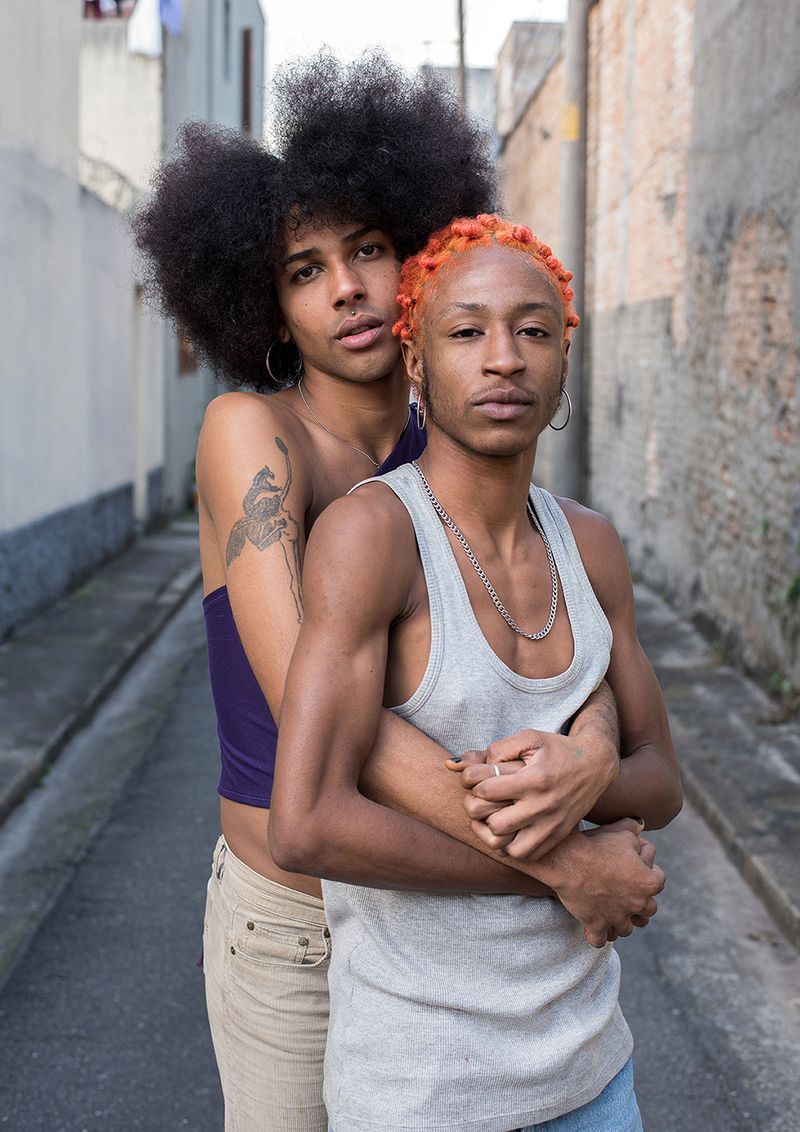 © Camila Falcão - Cunanny and Trindade, a trans-centered couple, pose hugging