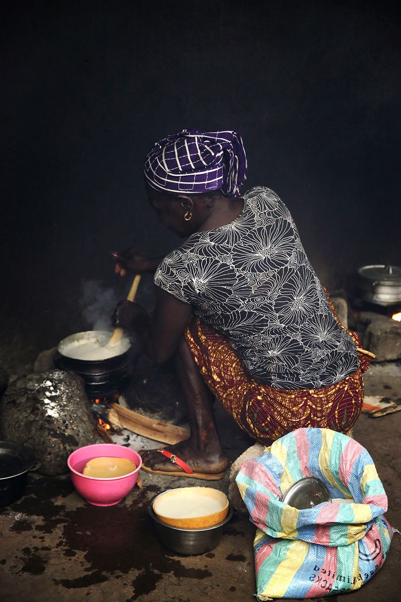 © Natalia Kovachevski - "The Togolese cuisine" - A woman cooks in the hospital where her child is operated on a malformation.