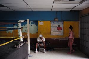 "Con el jab alante" (With the jab forward)