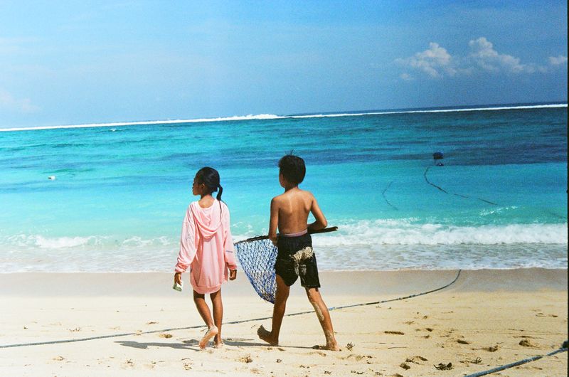 © Flavia Jessica - The shell girls and his brother, finding shells for a living by the beach in Nusa Lembongan.