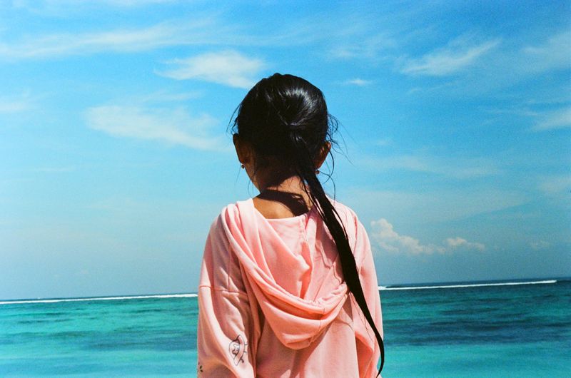© Flavia Jessica - Shell girls by the beach in Nusa Lembongan. Finding shells and selling bracelets to the passerby.