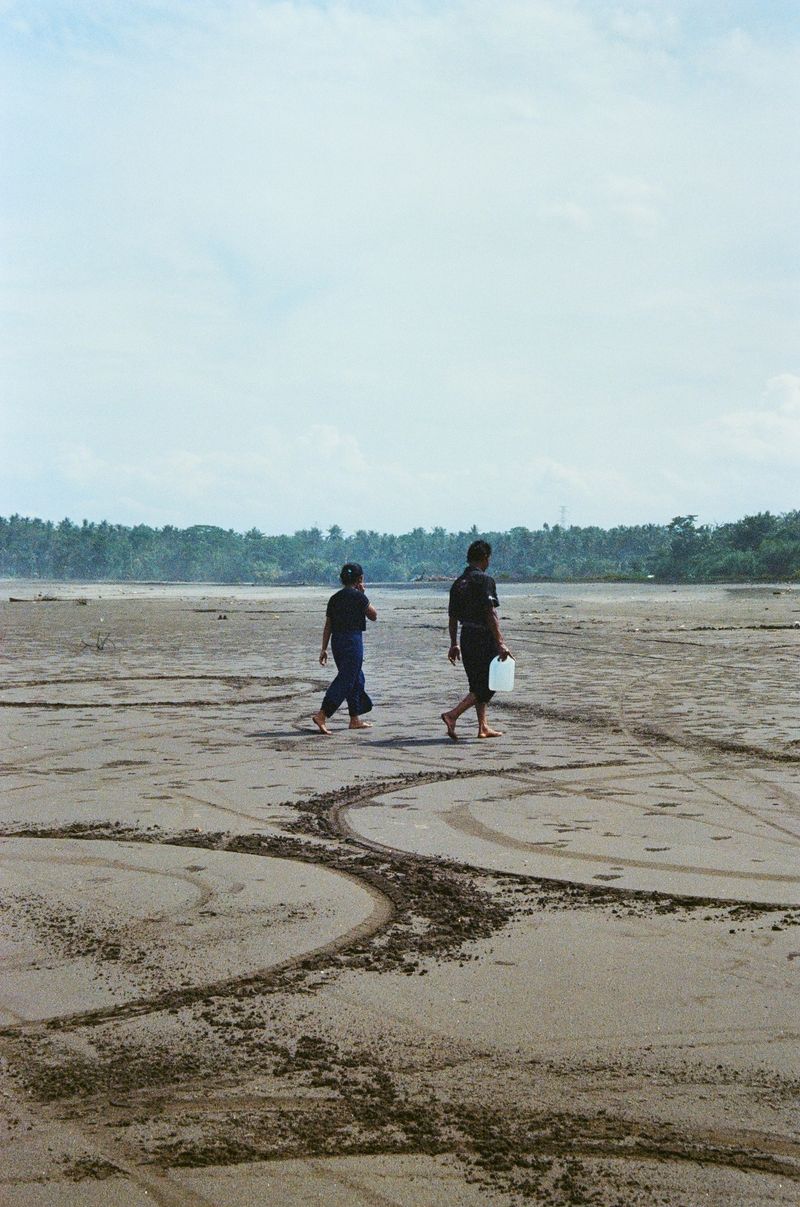 © Flavia Jessica - Together, the fisherman and the daughter walk side by side.