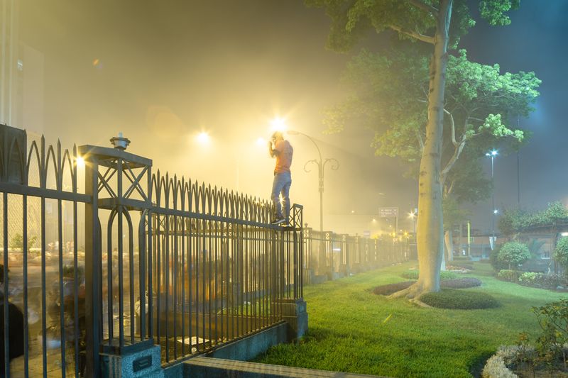 © David Martín Huamaní Bedoya - A protester climbs the bars of the University Park, located near Abancay Avenue, to get a better view of what was happening.