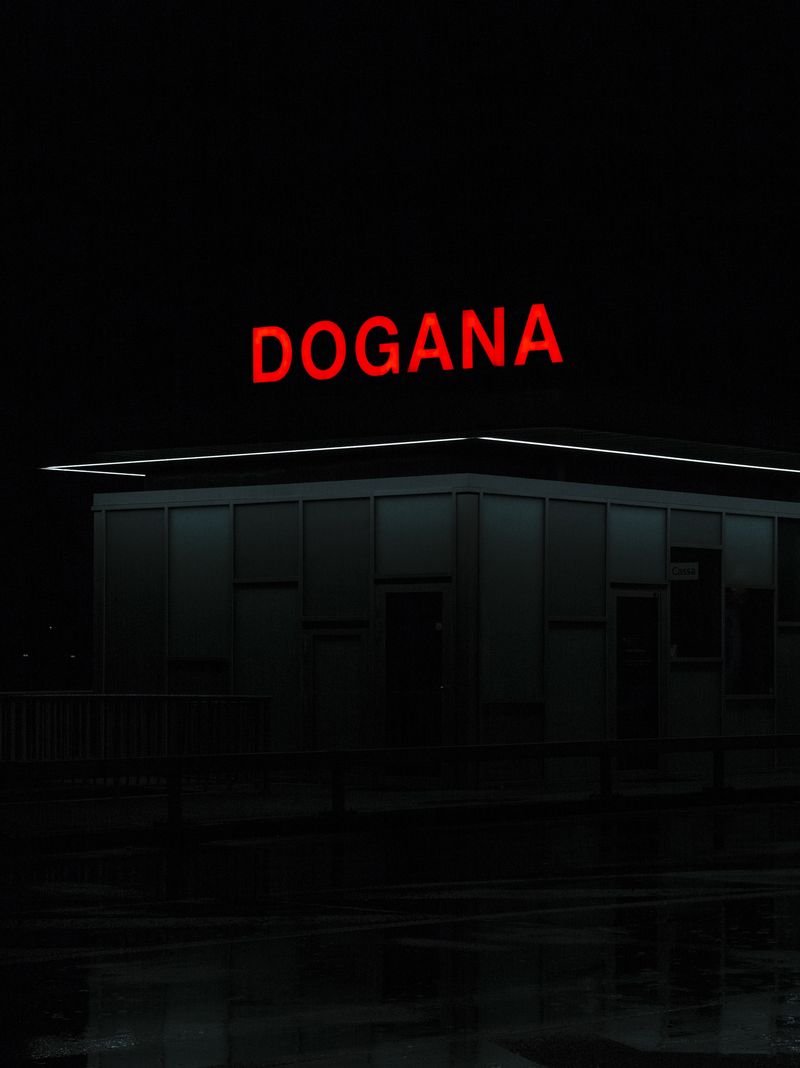 © Salvatore Vitale - Sign of a custom at the CH–IT border.