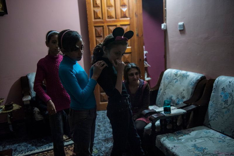 © Monique Jaques - Yara and her friends entertain themselves during a blackout in Gaza City