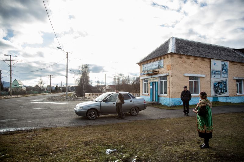 © Sally Low - Sweta outside 'Ene Tag'