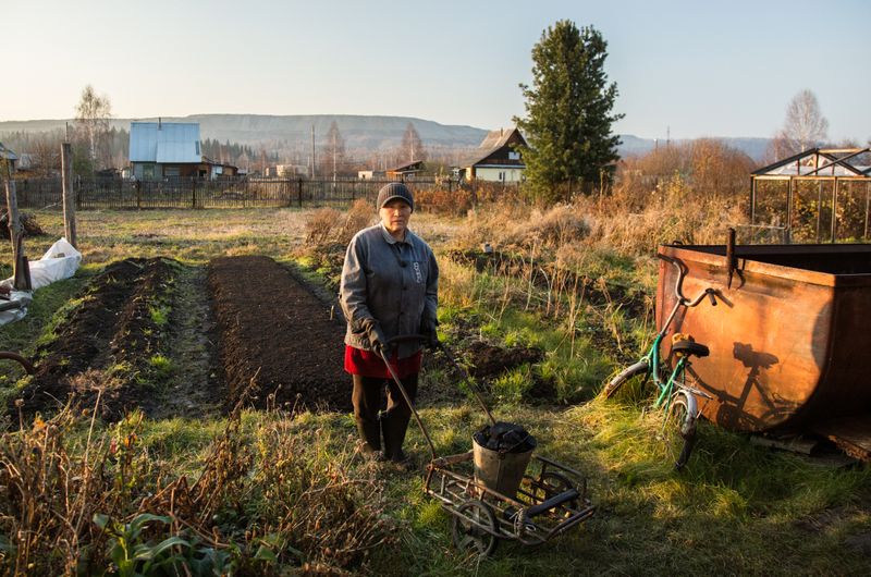 © Sally Low - Valentina carries coal for her indoor stove