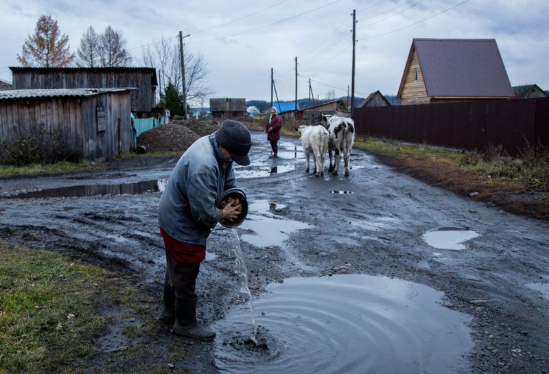 © Sally Low - Valentina washes her potatoes at an outside pipe.