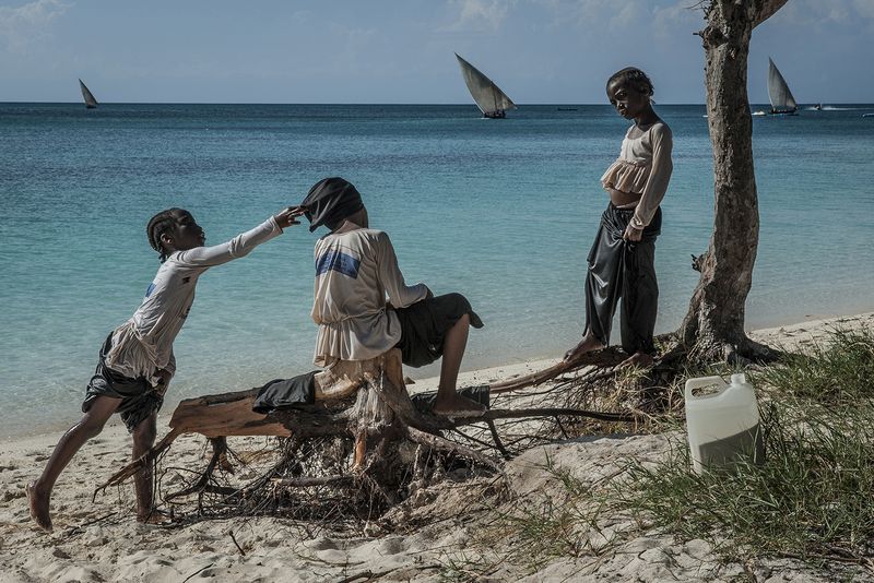 © Anna Boyiazis - Students rest on shore after their lesson in Kendwa, Zanzibar.