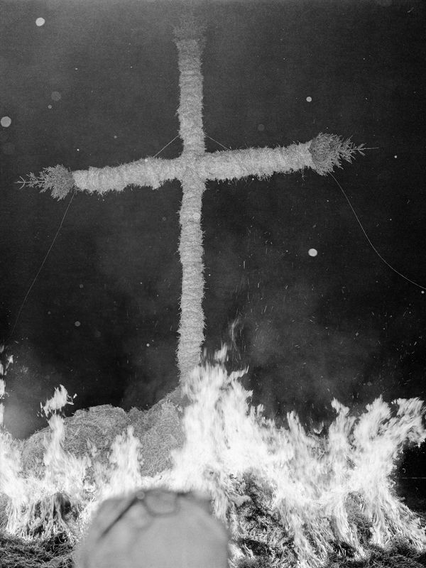 © Giulia Thinnes - burning cross