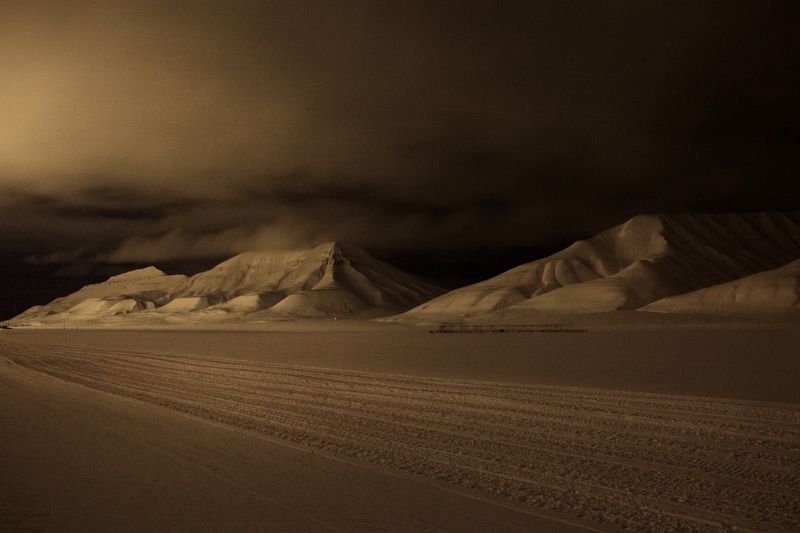 © Axelle de Russé - The Longyearbyen Valley. December 2018, 10 pm.