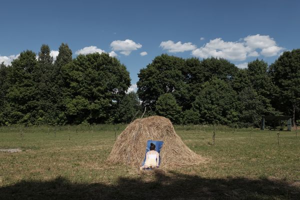© Elena Kholkina - Self-portrait in a haystack