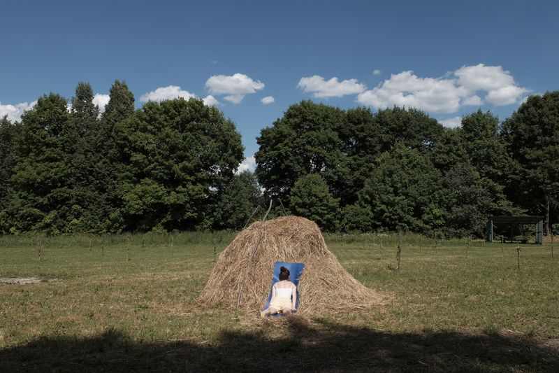 © Elena Kholkina - Self-portrait in a haystack