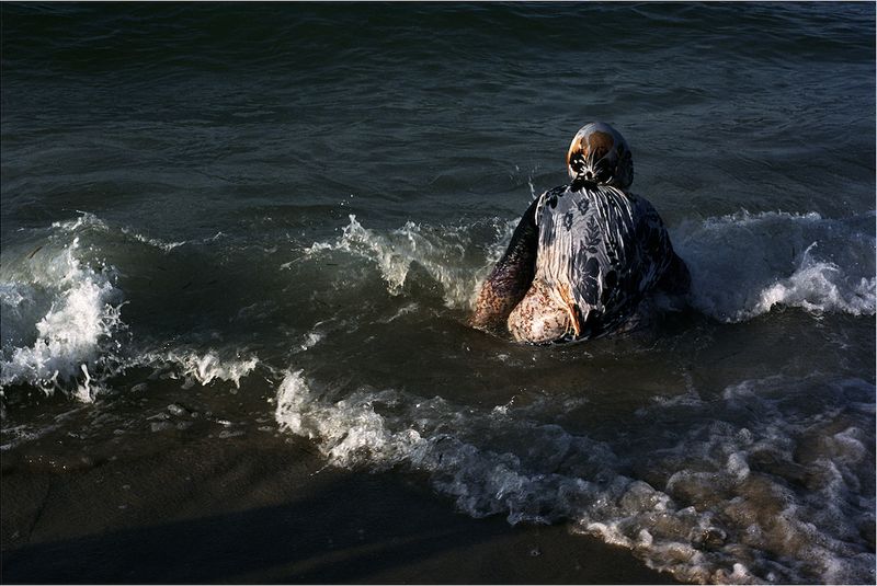 © Farida Hamak - ©Farida Hamak /Regard Sud galerie. Un été à Nabeul, Tunisie, 2022. Procédé argentique.