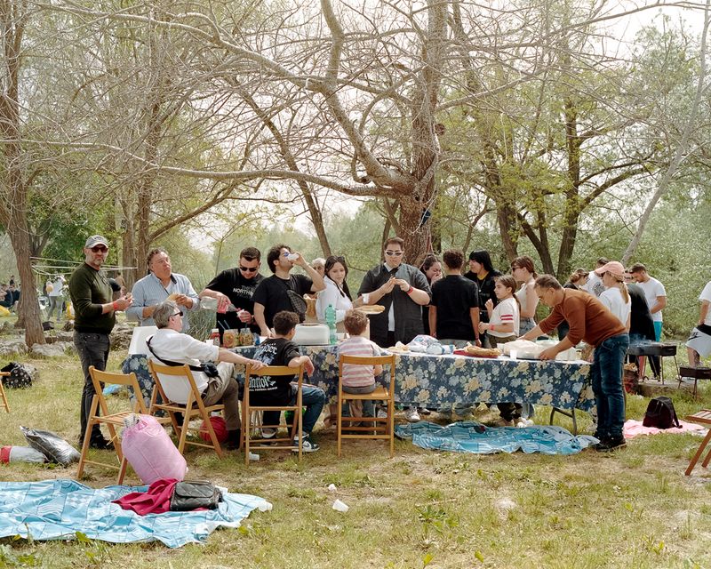 © Cinzia Toscano - A family enjoys the traditional Easter Monday picnic.
