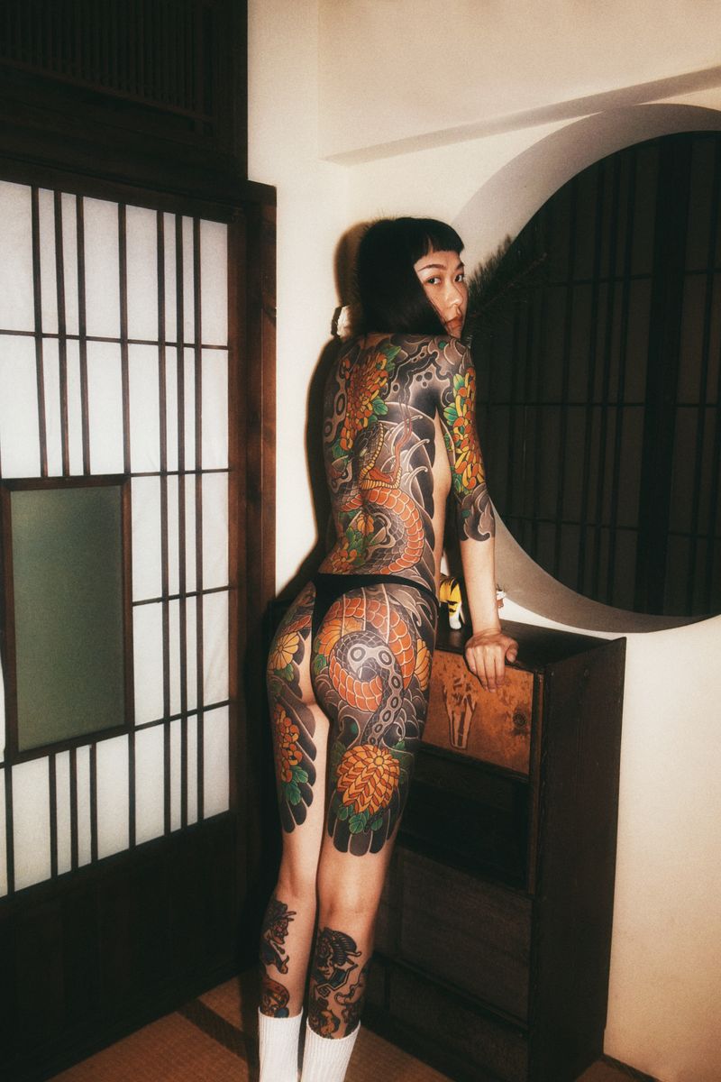 © Yu Hsuan Chang - G-Book: MASTERPIECE, STEP BY STEP, YEAR BY YEAR.a woman who spent many years finally completing a tattoo on her back