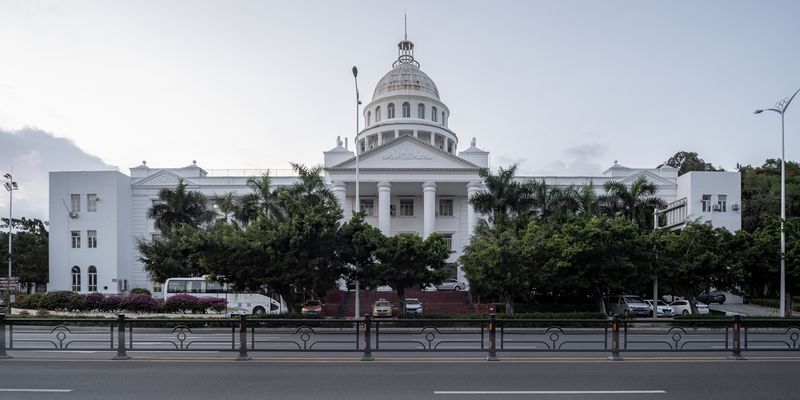 © WU GUOYONG - Image from the China's "White House" photography project