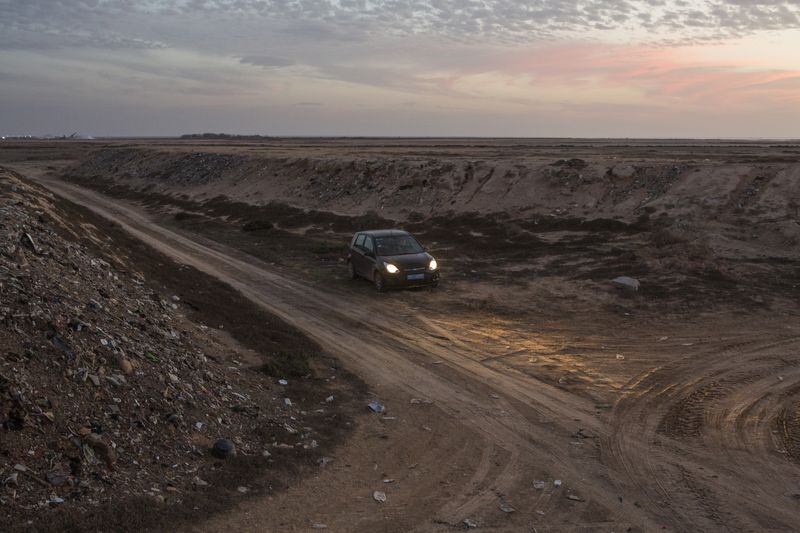 © Gianni Cipriano - Unmarked mass grave of refugees next to a landfill”. Tunisia, 2015