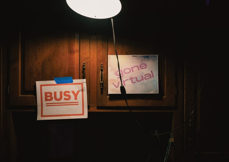 © Paola Chapdelaine - Signs that Silent hangs on her door when she is in VR.