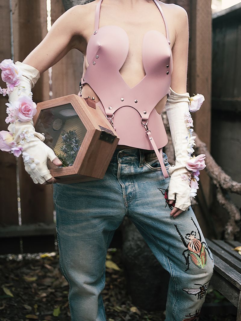 © Lika Brutyan - Image from the Bees' Last Dance photography project