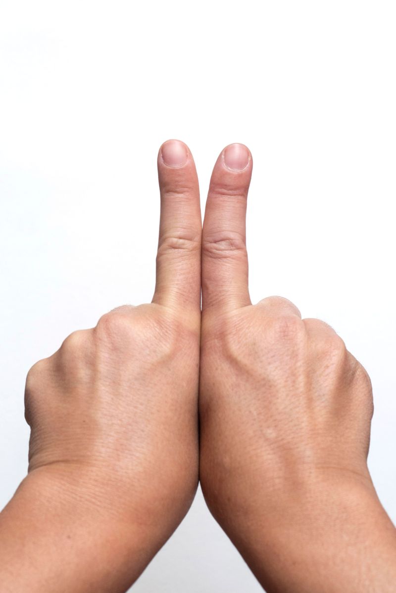 © Madelaine Ekserciyan - Two fingers