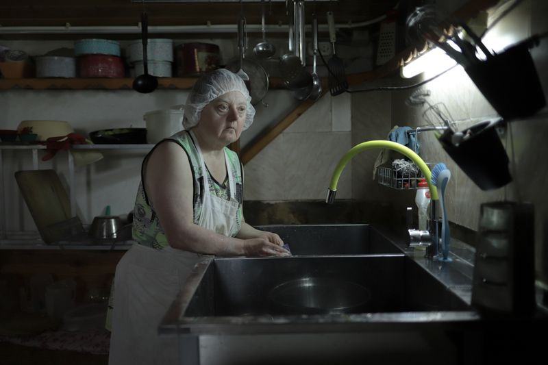 © Mary Gelman - Tatyana washes dishes at the bakery