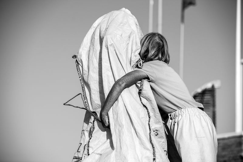 © Annalisa Marchionna - When Anna Maria works on her boat, she often shows a particular affection for her, she seems to hug her, caress her.