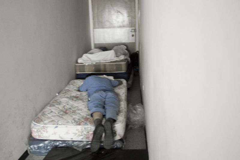 © Carlos Pozo Alban - Doctor descansa durante el turno de madrugada