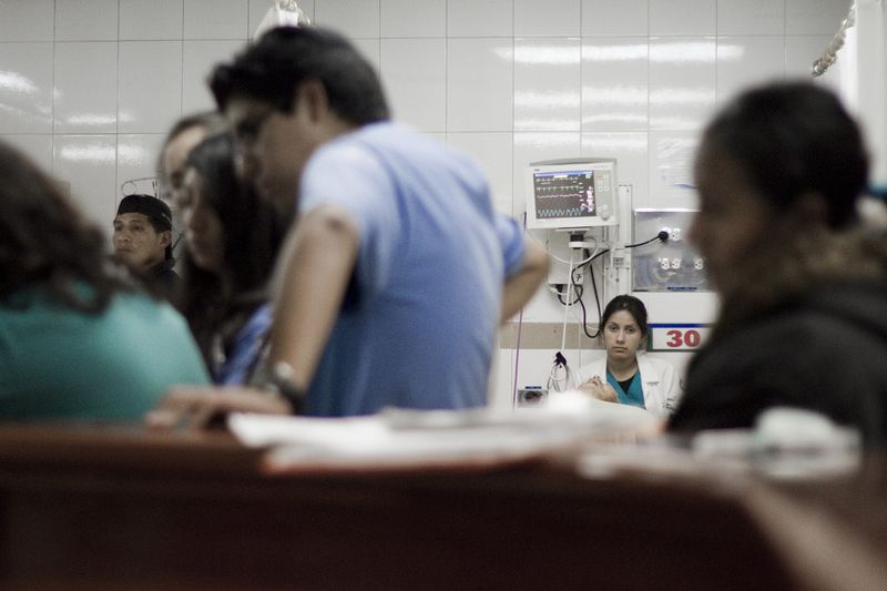 © Carlos Pozo Alban - Medico cansada de atender a su paciente