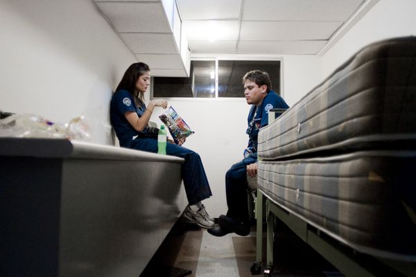 © Carlos Pozo Alban - Internos Cenan snacks en un pasillo del hospital