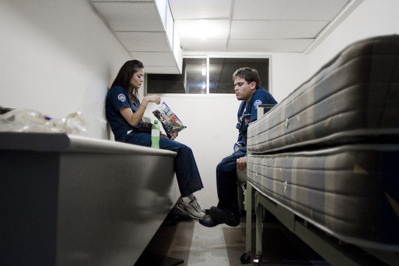 © Carlos Pozo Alban - Internos Cenan snacks en un pasillo del hospital